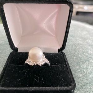 10K White Gold Cultured pearl/.25K diamond ring - Size 8